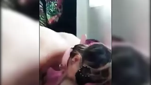 طاجيكية من دوشانبي بترضع زبونها.