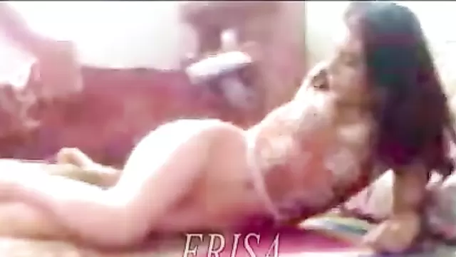 بنت طاجيكية بتطرش وبتتأوه حلو على الأرض.