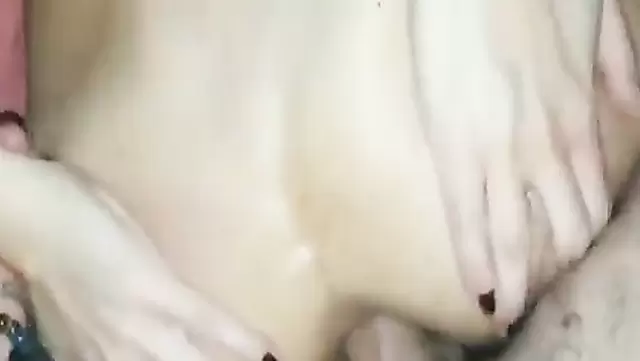 اتناكت في طيز بنت طاجيكية وهي غارقة في كراتها.